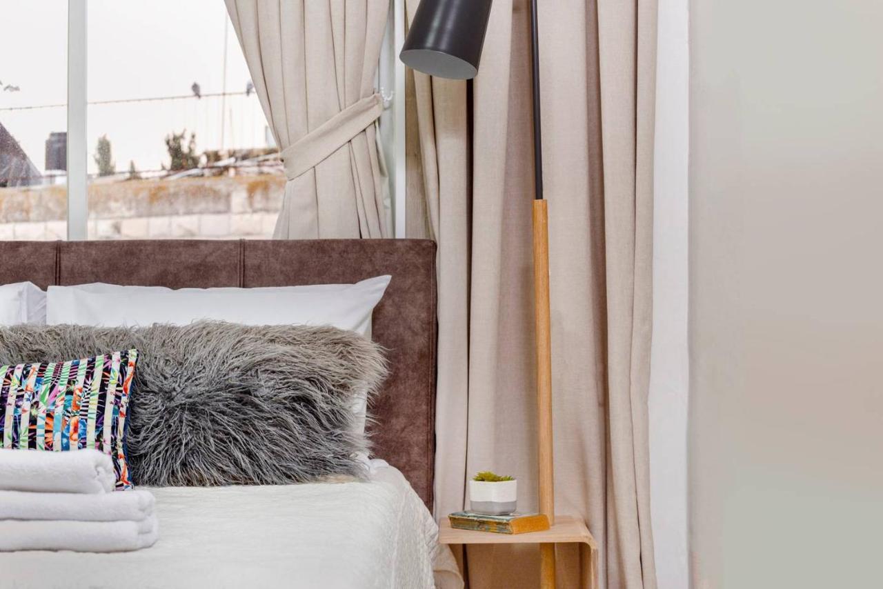 Authentic One Bedroom Apartment In City Center Jerusalem Eksteriør bilde